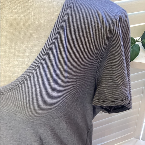 LULULEMON Black & White  Relaxed Short Sleeve Tee with V-Neck 1318 - Picture 3 of 4